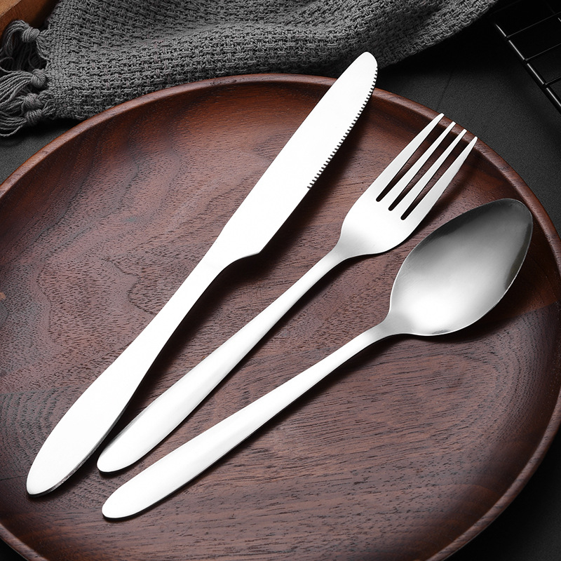 Trojbodový set jedálenského príslušenstva západného štýlu – nôž, vidlička a lyžica; 410 nerezová oceľ; zrkadlové leštenie; prispôsobiteľný; súkromná značka