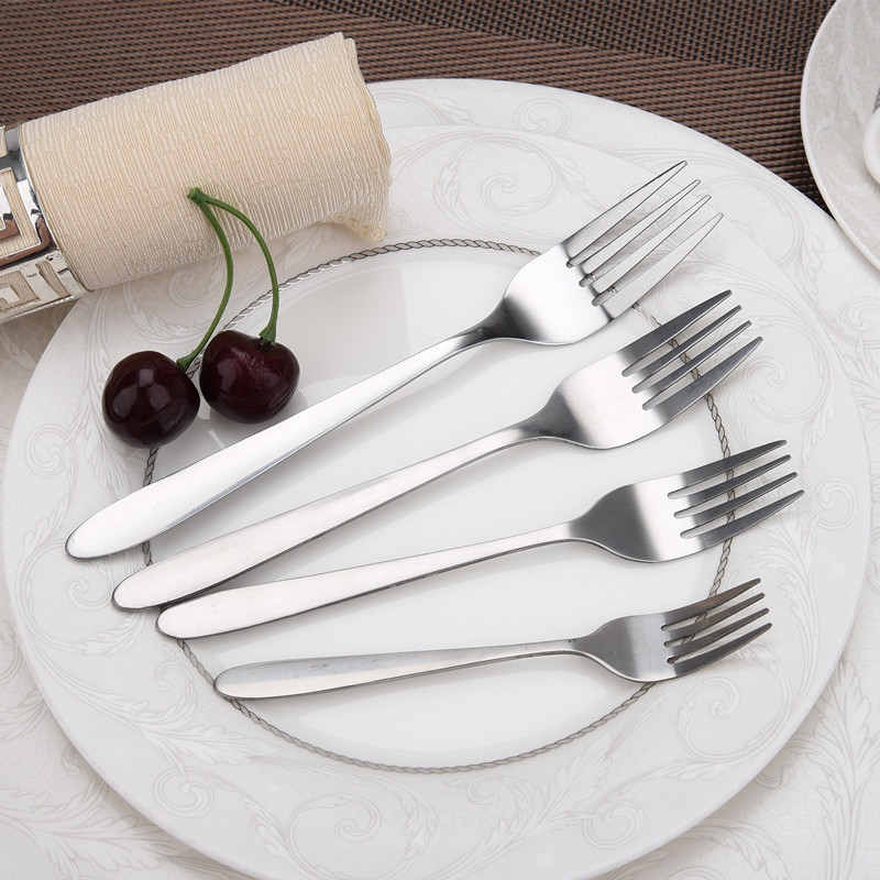 Trojbodový set jedálenského príslušenstva západného štýlu – nôž, vidlička a lyžica; 410 nerezová oceľ; zrkadlové leštenie; prispôsobiteľný; súkromná značka