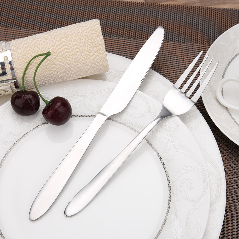 Trojbodový set jedálenského príslušenstva západného štýlu – nôž, vidlička a lyžica; 410 nerezová oceľ; zrkadlové leštenie; prispôsobiteľný; súkromná značka