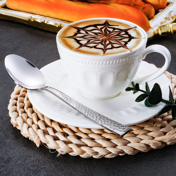 Nerezová súprava príborov – nož, vidlička, lyžica; 430 nerezová oceľ, kladivový vzor, moderný minimalistický štýl, jeden kus