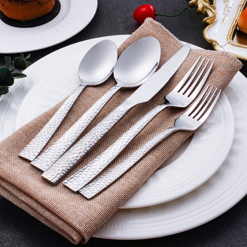 Nerezová súprava príborov – nož, vidlička, lyžica; 430 nerezová oceľ, kladivový vzor, moderný minimalistický štýl, jeden kus