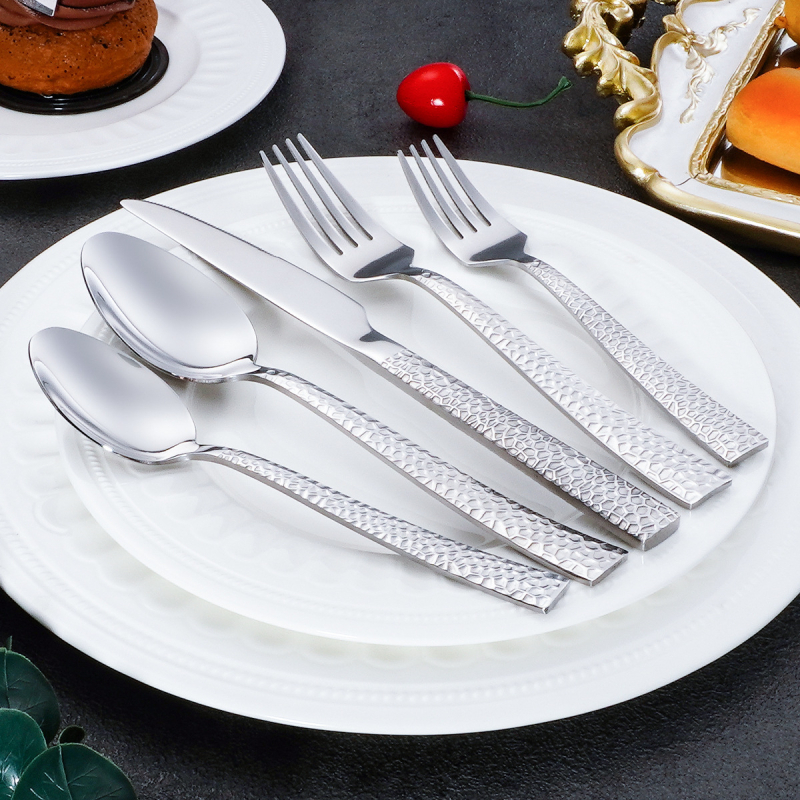 Nerezová súprava príborov – nož, vidlička, lyžica; 430 nerezová oceľ, kladivový vzor, moderný minimalistický štýl, jeden kus