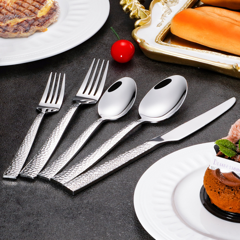 Nerezová súprava príborov – nož, vidlička, lyžica; 430 nerezová oceľ, kladivový vzor, moderný minimalistický štýl, jeden kus