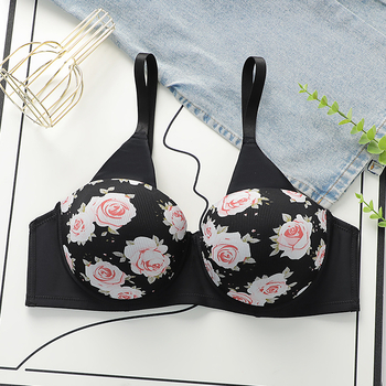 Nylonová bezšvová podprsenka s košíčkom 3/4, tenké tvarované košíčky, pevné dvojité ramienka, zadné tri rady háčikov