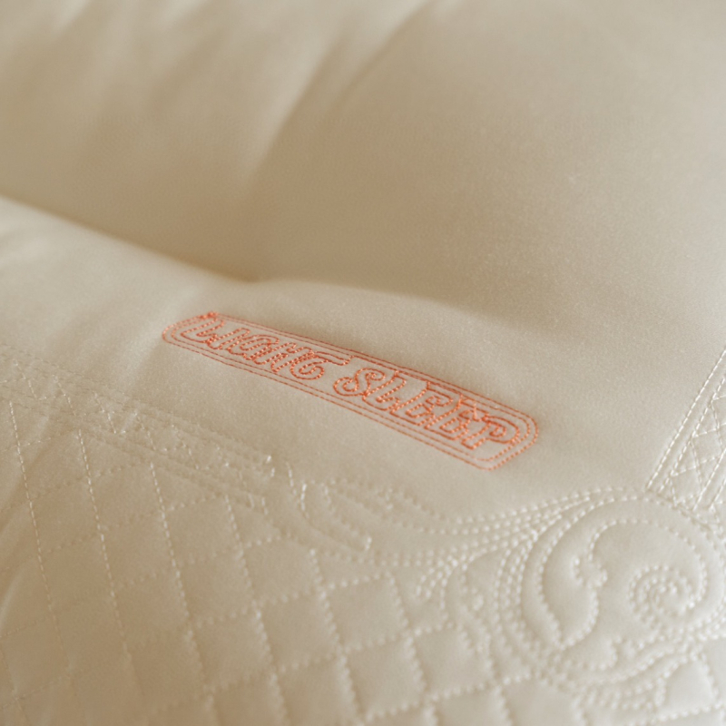 Lateksinė pagalvė su arbatos polifenolio kvapu kaklo palaikymui, stačiakampio formato, natūralus lateksas, latekso turinys virš 90%, branduolys: 80% regeneruotos pluošto + 20% arbatos polifenolių