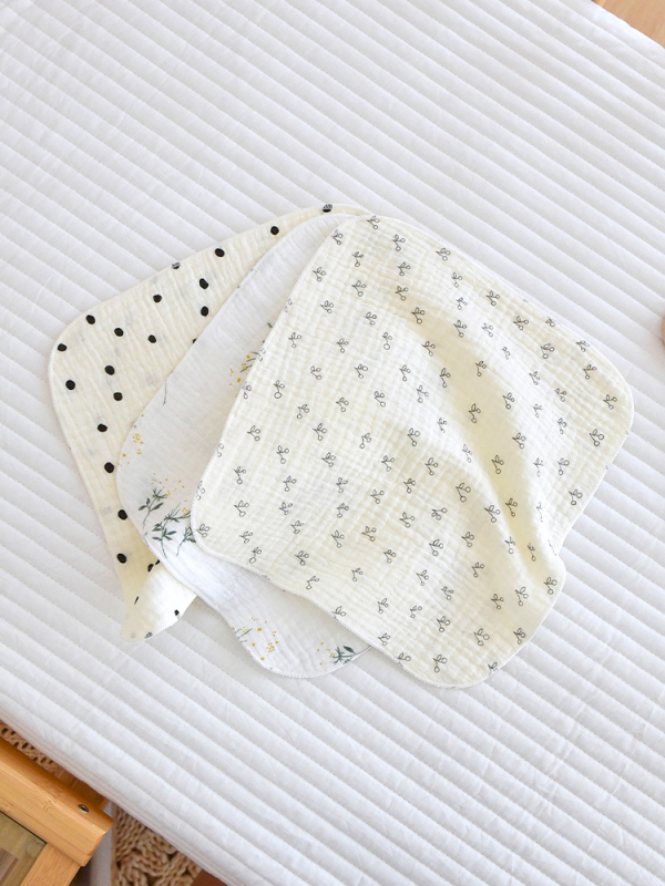 Novorodenecká bavlnená gáza utierka – absorpčná, viac ako 95% bavlna, vhodná pre 0–12 mesiacov, vzory: kvety, bodky