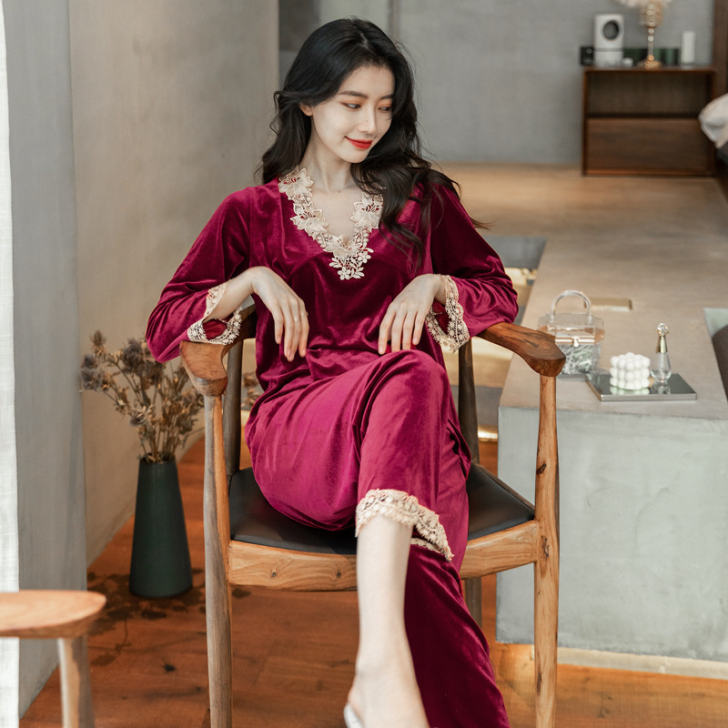 Set de pijamale din catifea aurie cu dantelă pentru femei – stil luxos, decolteu în V, mâneci lungi, pantaloni lungi, poliester