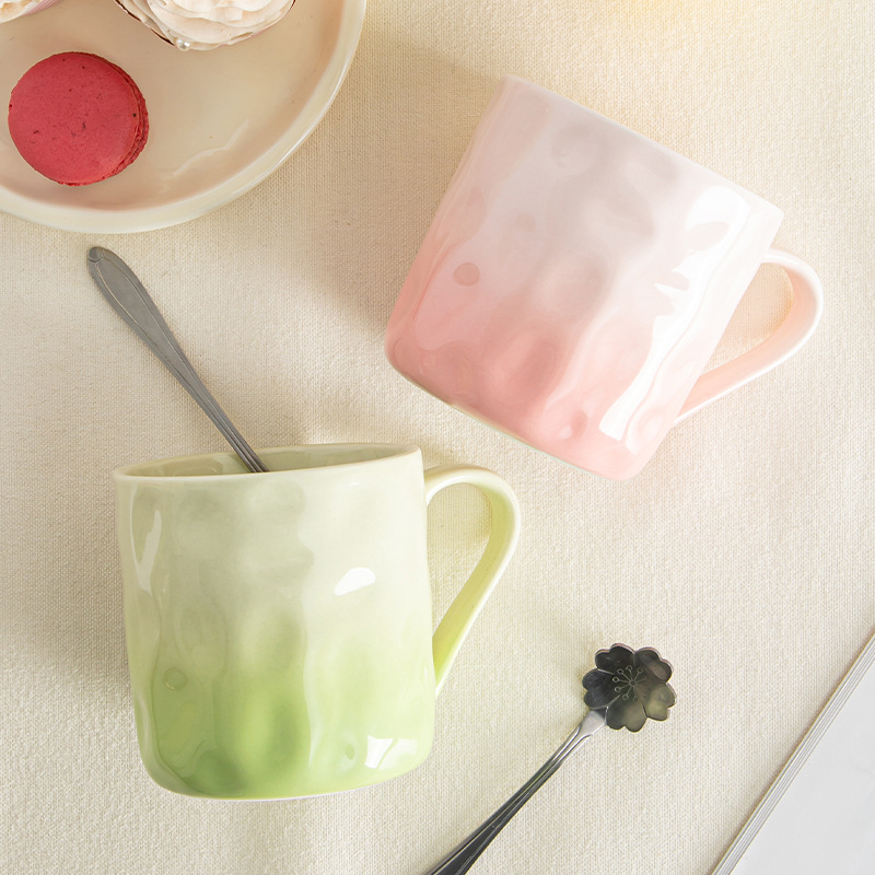 Keramická šálka s držiakom – kruhového tvaru, moderný a jednoduchý dizajn, vhodná do mikrovlnnej rúry, odolná vysokým teplotám