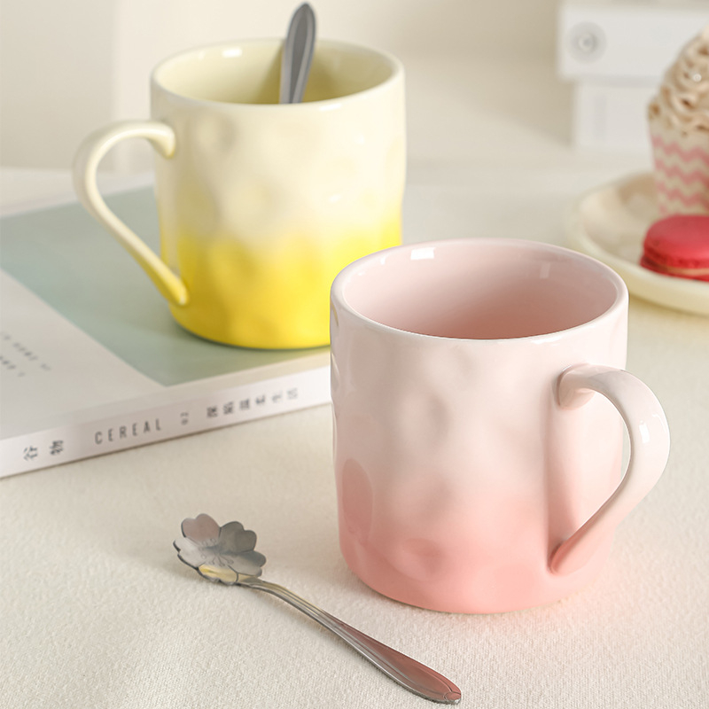 Keramická šálka s držiakom – kruhového tvaru, moderný a jednoduchý dizajn, vhodná do mikrovlnnej rúry, odolná vysokým teplotám