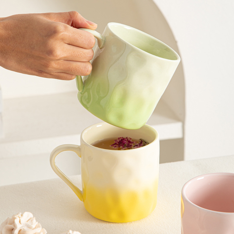 Keramická šálka s držiakom – kruhového tvaru, moderný a jednoduchý dizajn, vhodná do mikrovlnnej rúry, odolná vysokým teplotám