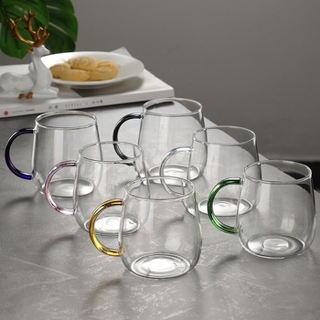 Jednovrstvý pohár z borosilikátového skla s držadlom — nepravidelný tvar, tepelne odolný, kompatibilný s elektrickou platňou, na čaj a mlieko