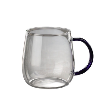 Jednovrstvý pohár z borosilikátového skla s držadlom — nepravidelný tvar, tepelne odolný, kompatibilný s elektrickou platňou, na čaj a mlieko