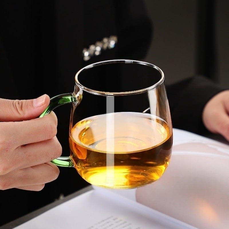 Jednovrstvý pohár z borosilikátového skla s držadlom — nepravidelný tvar, tepelne odolný, kompatibilný s elektrickou platňou, na čaj a mlieko