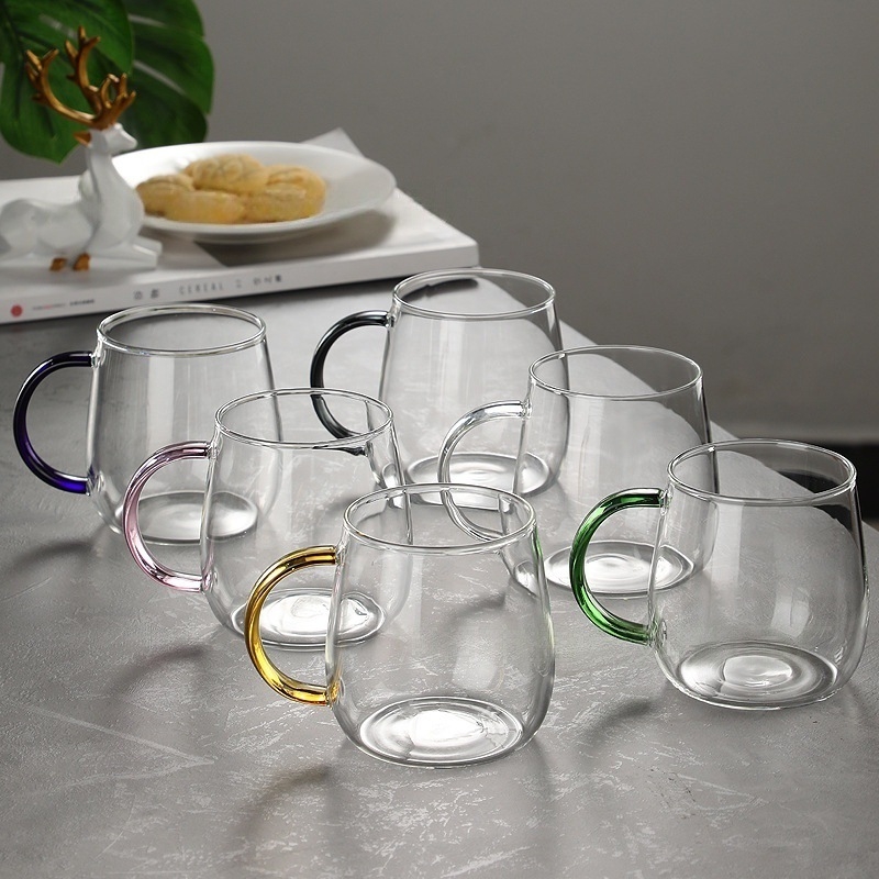 Jednovrstvý pohár z borosilikátového skla s držadlom — nepravidelný tvar, tepelne odolný, kompatibilný s elektrickou platňou, na čaj a mlieko