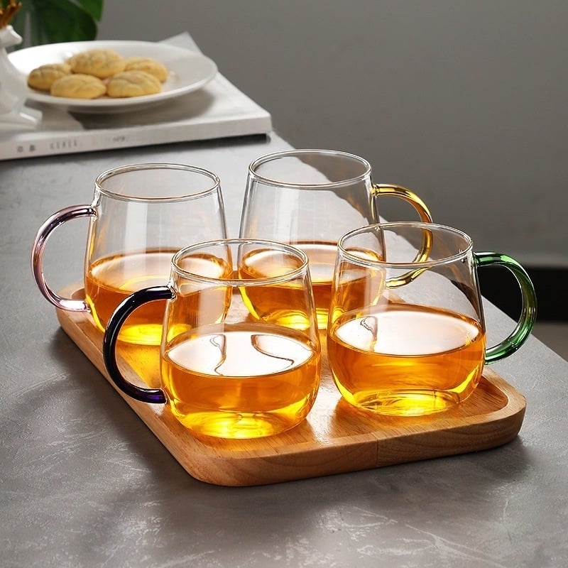 Jednovrstvý pohár z borosilikátového skla s držadlom — nepravidelný tvar, tepelne odolný, kompatibilný s elektrickou platňou, na čaj a mlieko