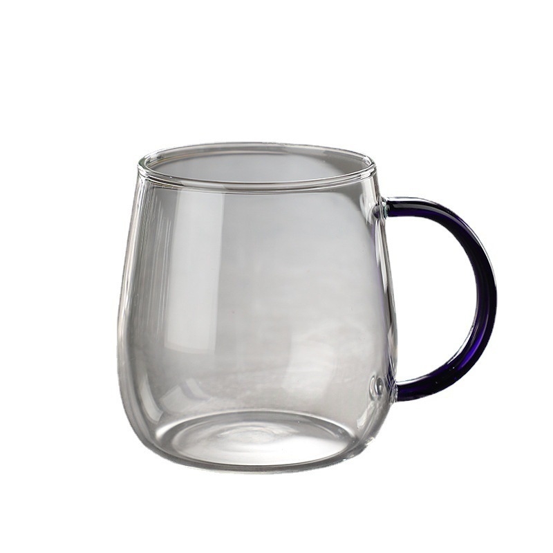 Jednovrstvý pohár z borosilikátového skla s držadlom — nepravidelný tvar, tepelne odolný, kompatibilný s elektrickou platňou, na čaj a mlieko