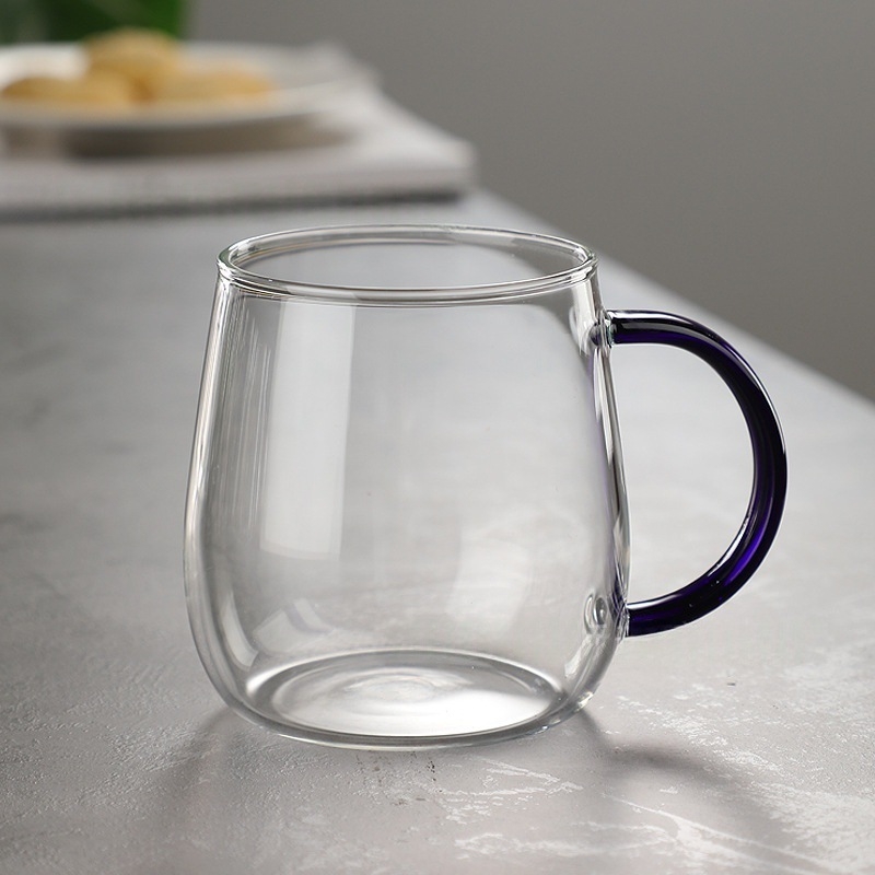 Jednovrstvý pohár z borosilikátového skla s držadlom — nepravidelný tvar, tepelne odolný, kompatibilný s elektrickou platňou, na čaj a mlieko