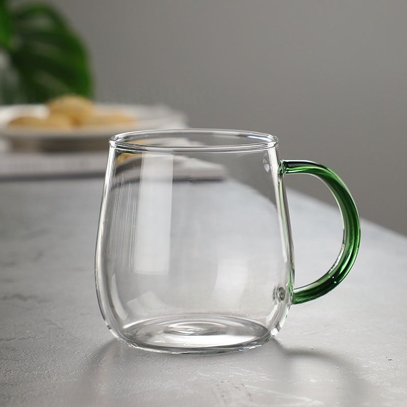Jednovrstvý pohár z borosilikátového skla s držadlom — nepravidelný tvar, tepelne odolný, kompatibilný s elektrickou platňou, na čaj a mlieko