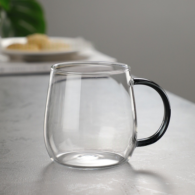 Jednovrstvý pohár z borosilikátového skla s držadlom — nepravidelný tvar, tepelne odolný, kompatibilný s elektrickou platňou, na čaj a mlieko