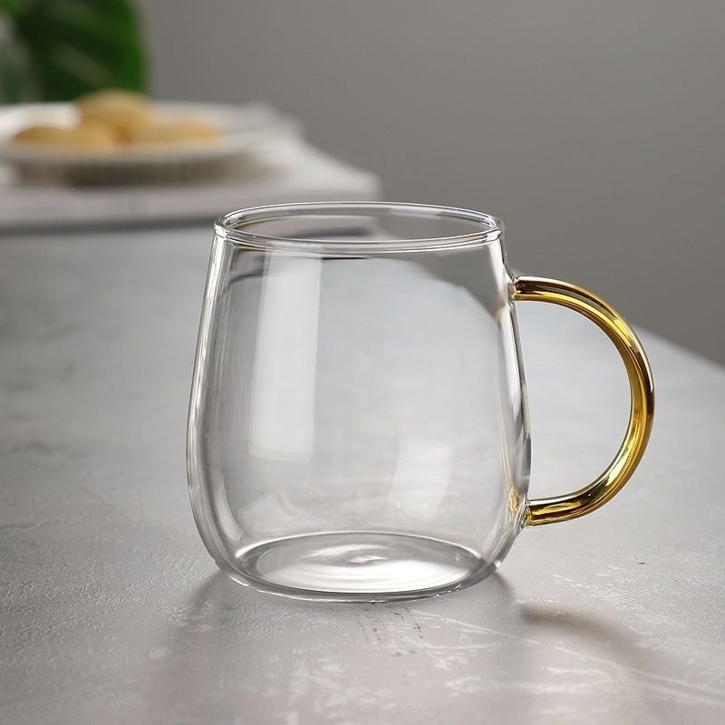 Jednovrstvý pohár z borosilikátového skla s držadlom — nepravidelný tvar, tepelne odolný, kompatibilný s elektrickou platňou, na čaj a mlieko