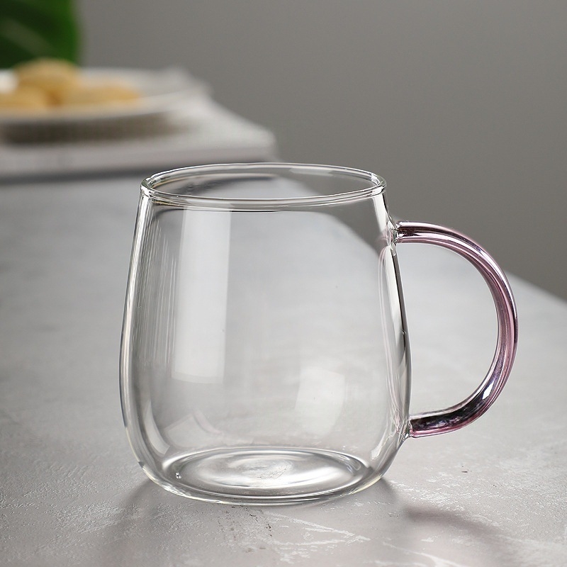 Jednovrstvý pohár z borosilikátového skla s držadlom — nepravidelný tvar, tepelne odolný, kompatibilný s elektrickou platňou, na čaj a mlieko