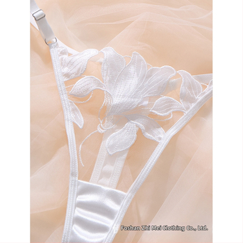 Čipkový set podprsenky s kvetinovou výšivkou, s kovovým kruhom, 3/4 košíčky, tenké tvarované košíčky, zadné zapínanie na tri rady, pevné dvojité ramienka