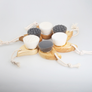 Tvárová čistiaca kefka s drevenou rúčkou, ručná, hlboko čistí póry, model HEYI07