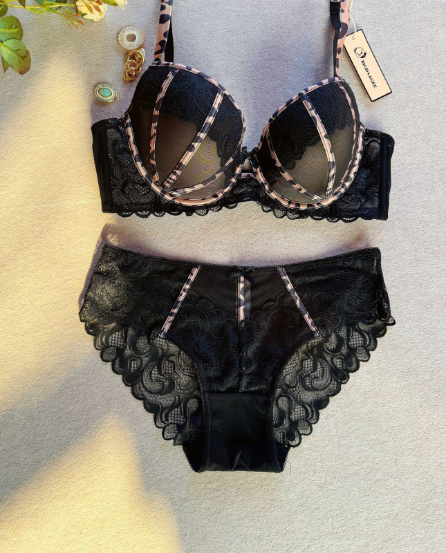 Set podprsenky s čipkou, košíčky 3/4, tenké tvarované košíčky, pevné dvojité ramienka, zadné zapínanie s tromi radmi háčikov, push-up a tvarovanie