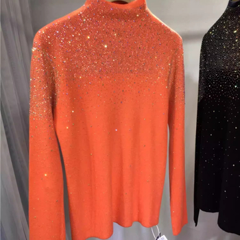 Slim-fit pletený sveter s vysokým golierom a Hot-Fix kryštálmi, hrubý polyesterový materiál