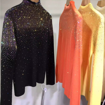 Slim-fit pletený sveter s vysokým golierom a Hot-Fix kryštálmi, hrubý polyesterový materiál