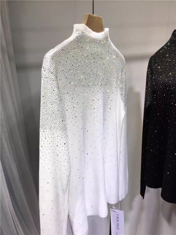 Slim-fit pletený sveter s vysokým golierom a Hot-Fix kryštálmi, hrubý polyesterový materiál