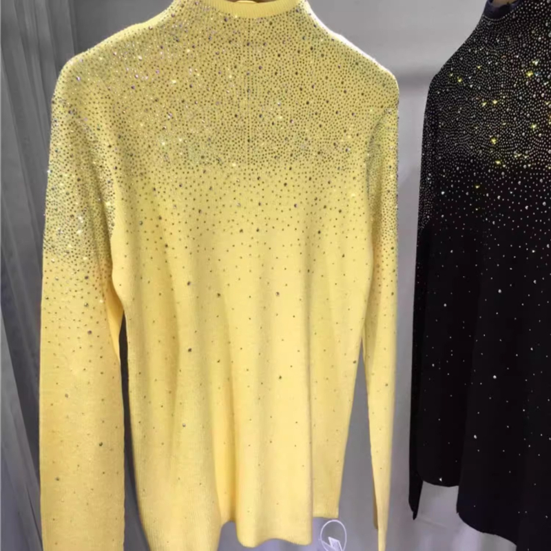 Slim-fit pletený sveter s vysokým golierom a Hot-Fix kryštálmi, hrubý polyesterový materiál