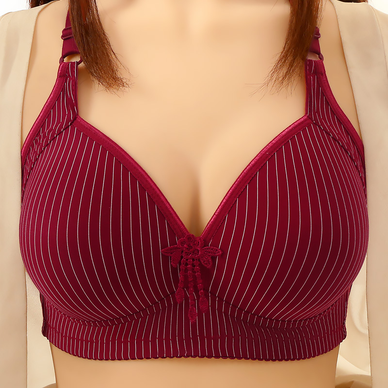 Női melltartó, hagyományos formájú, nylon anyag, teljes kosár, habszivacs mintázatú pohár, fix dupla vállpántok, hátul három sor kapocs, légáteresztő és támogató