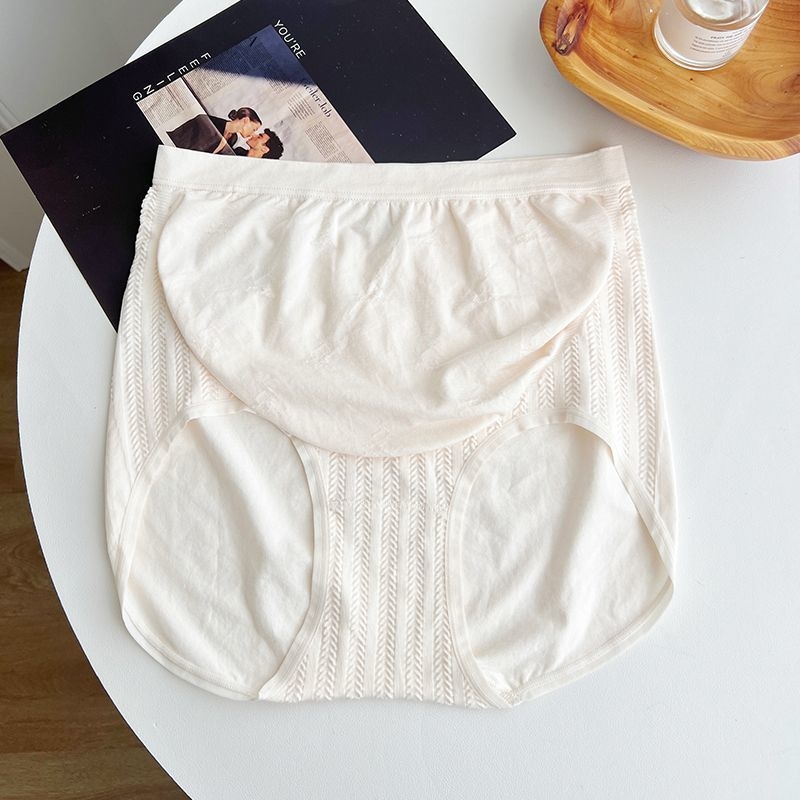 Bezšvové tehotenské spodné nohavičky s vysokým pásom a oporou brucha; viskóza 70–80%, podšívka 90–95% viskóza; na všetky ročné obdobia.