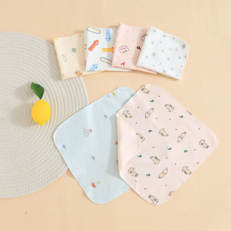 Novorodenecká bavlnená štvorcová utierka na kŕmenie a tvár | 95% bavlna | savá | motív karikatúra | vhodné pre 0–12 mesiacov