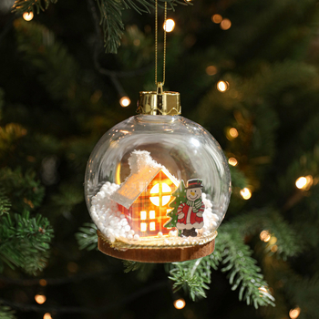 LED vianočná visiaca ozdoba — plast, vnútorné osvetlenie, priesvitná guľa, ozdoba na vianočný stromček