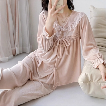 Dámska súprava pyžám z Gold Diamond Velvet, voľný strih, dlhé rukávy a dlhé nohavice, golier Turn-down