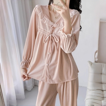 Dámska súprava pyžám z Gold Diamond Velvet, voľný strih, dlhé rukávy a dlhé nohavice, golier Turn-down