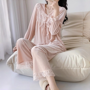 Dámska súprava pyžám z Gold Diamond Velvet, voľný strih, dlhé rukávy a dlhé nohavice, golier Turn-down