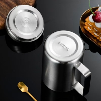 Nerezový hrnček s viečkom – dvojvrstvový izolačný cestovný hrnček