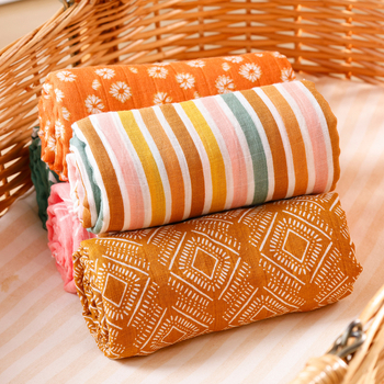 Zavinovací uterák z 100% bavlny, pruhovaný alebo kockovaný vzor, Bezpečnostná trieda A, pre dojčatá a malé deti (1–3 roky)