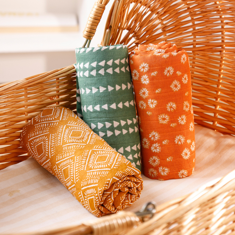 Zavinovací uterák z 100% bavlny, pruhovaný alebo kockovaný vzor, Bezpečnostná trieda A, pre dojčatá a malé deti (1–3 roky)