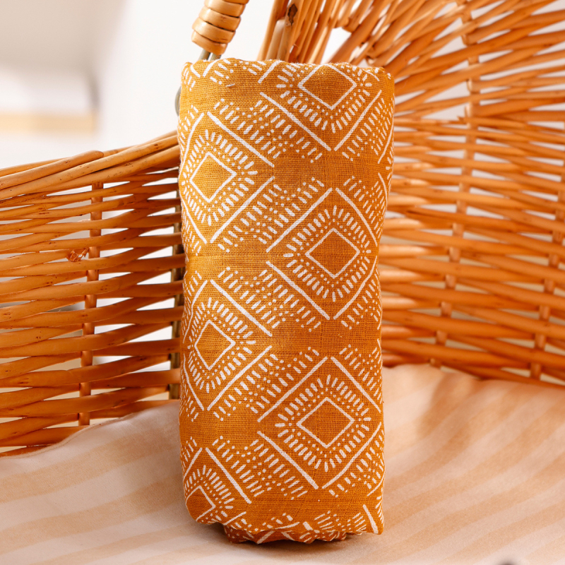 Zavinovací uterák z 100% bavlny, pruhovaný alebo kockovaný vzor, Bezpečnostná trieda A, pre dojčatá a malé deti (1–3 roky)