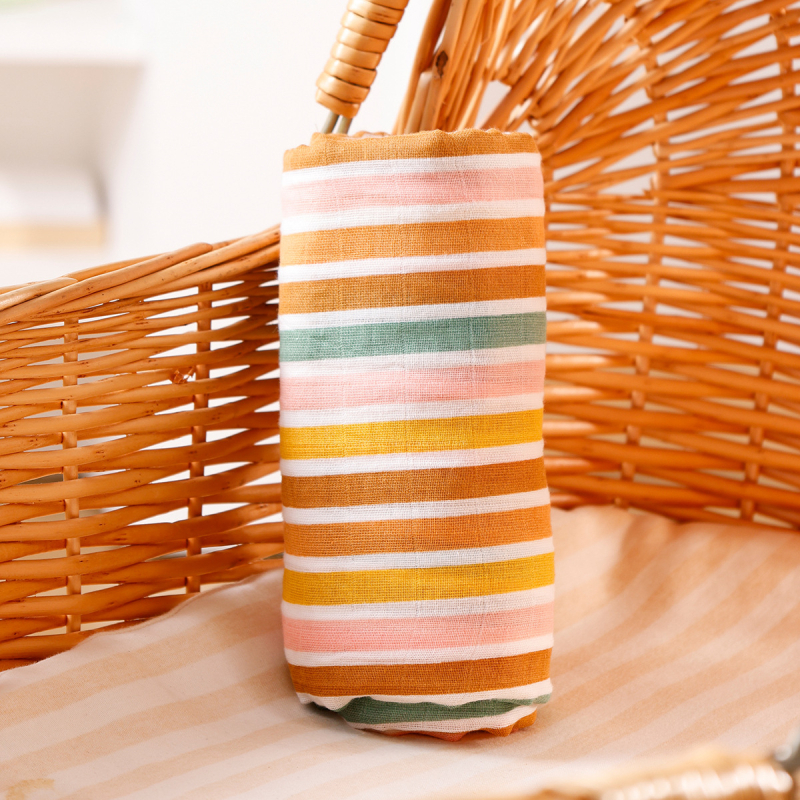 Zavinovací uterák z 100% bavlny, pruhovaný alebo kockovaný vzor, Bezpečnostná trieda A, pre dojčatá a malé deti (1–3 roky)