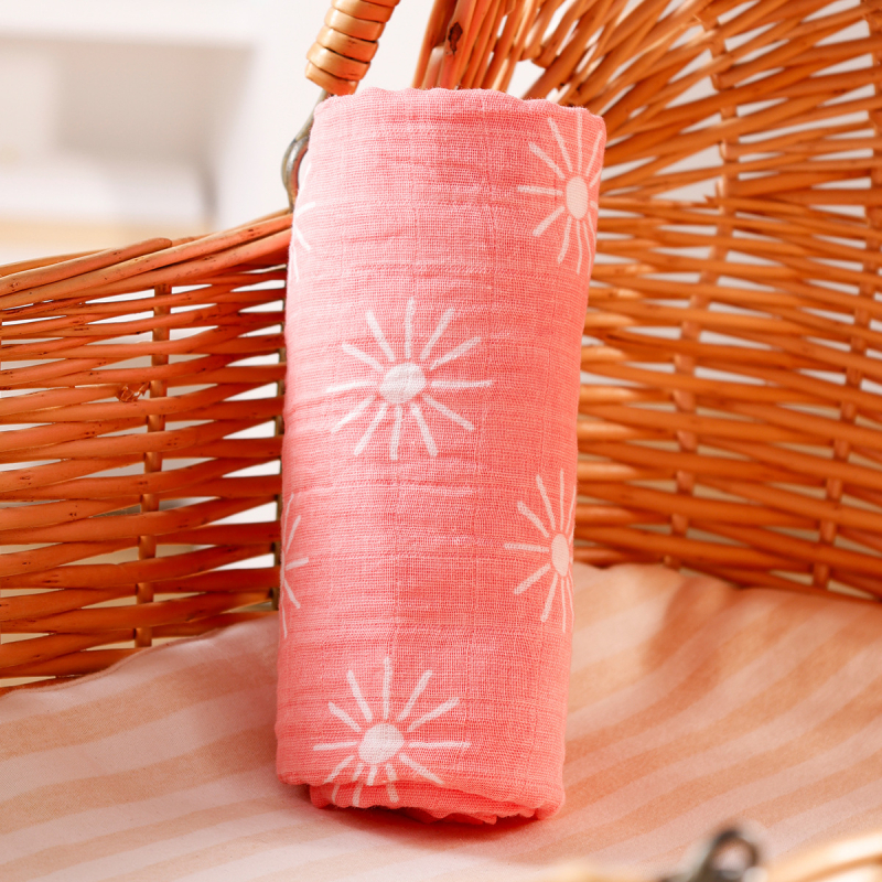 Zavinovací uterák z 100% bavlny, pruhovaný alebo kockovaný vzor, Bezpečnostná trieda A, pre dojčatá a malé deti (1–3 roky)