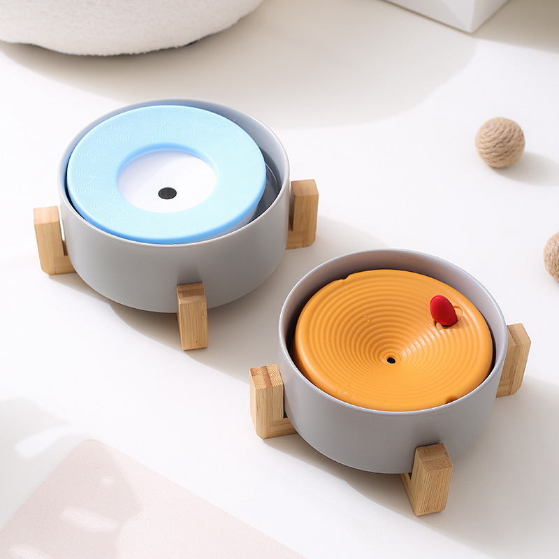 Котешки воден диспенсър със окачена купа за предотвратяване на преобръщане — керамика + дърво; произход Guangdong; код на продукта JP; за котки