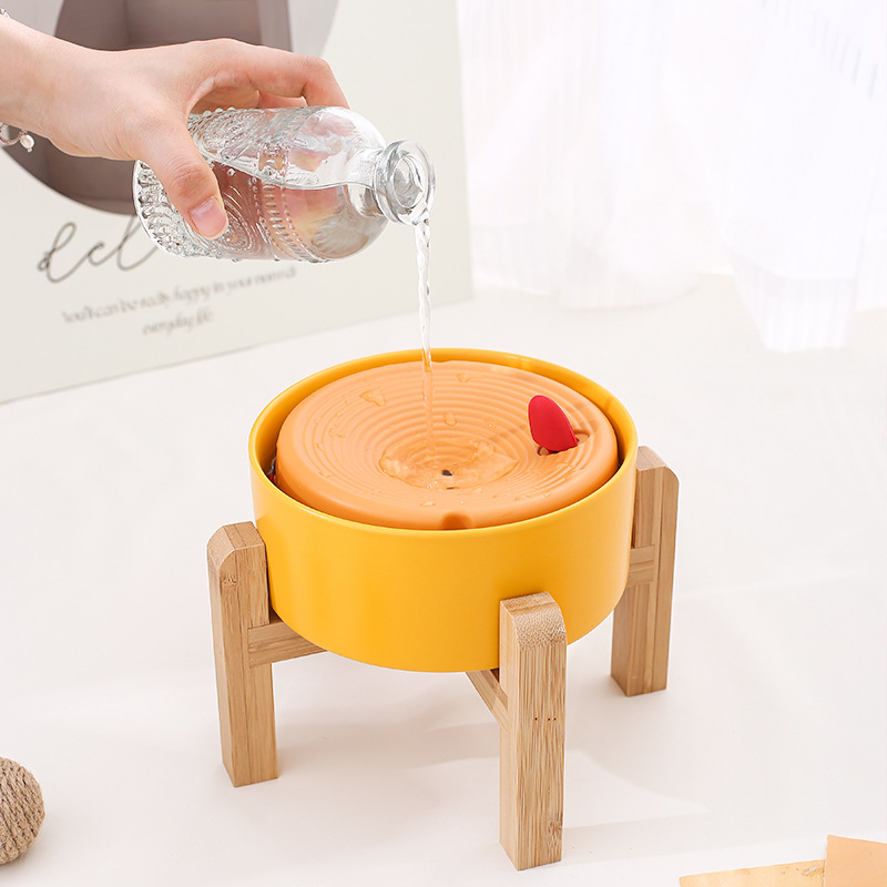 Котешки воден диспенсър със окачена купа за предотвратяване на преобръщане — керамика + дърво; произход Guangdong; код на продукта JP; за котки
