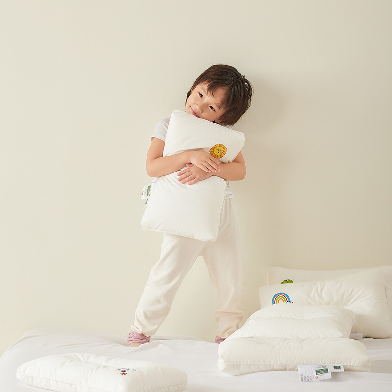 Detská spánková vankúš s jadrom z 100% bavlny, výplň z polyesterových vlákien, obdĺžnikový tvar, výška jadra 5,1–10 cm, hmotnosť 0,55–1,0 kg