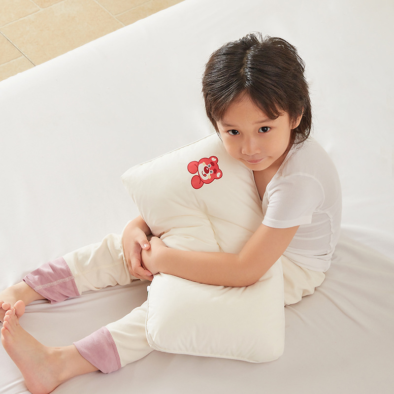 Detská spánková vankúš s jadrom z 100% bavlny, výplň z polyesterových vlákien, obdĺžnikový tvar, výška jadra 5,1–10 cm, hmotnosť 0,55–1,0 kg