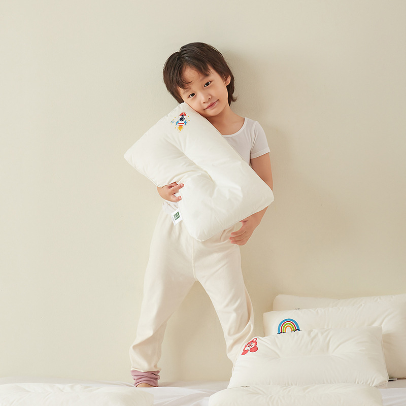 Detská spánková vankúš s jadrom z 100% bavlny, výplň z polyesterových vlákien, obdĺžnikový tvar, výška jadra 5,1–10 cm, hmotnosť 0,55–1,0 kg